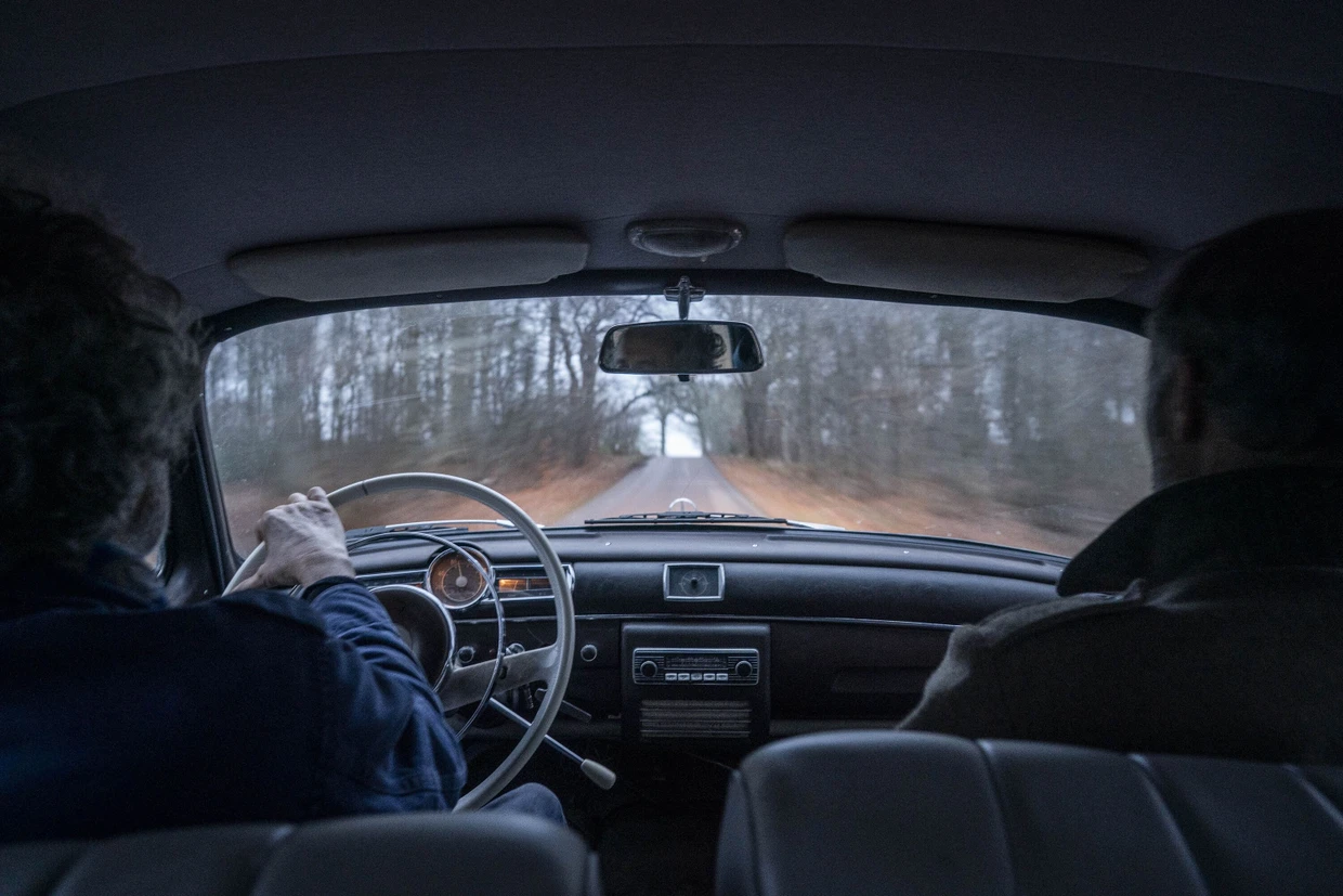 Im Mercedes fahren die Brüder vom Hafen zu ihrer Werkstatt.