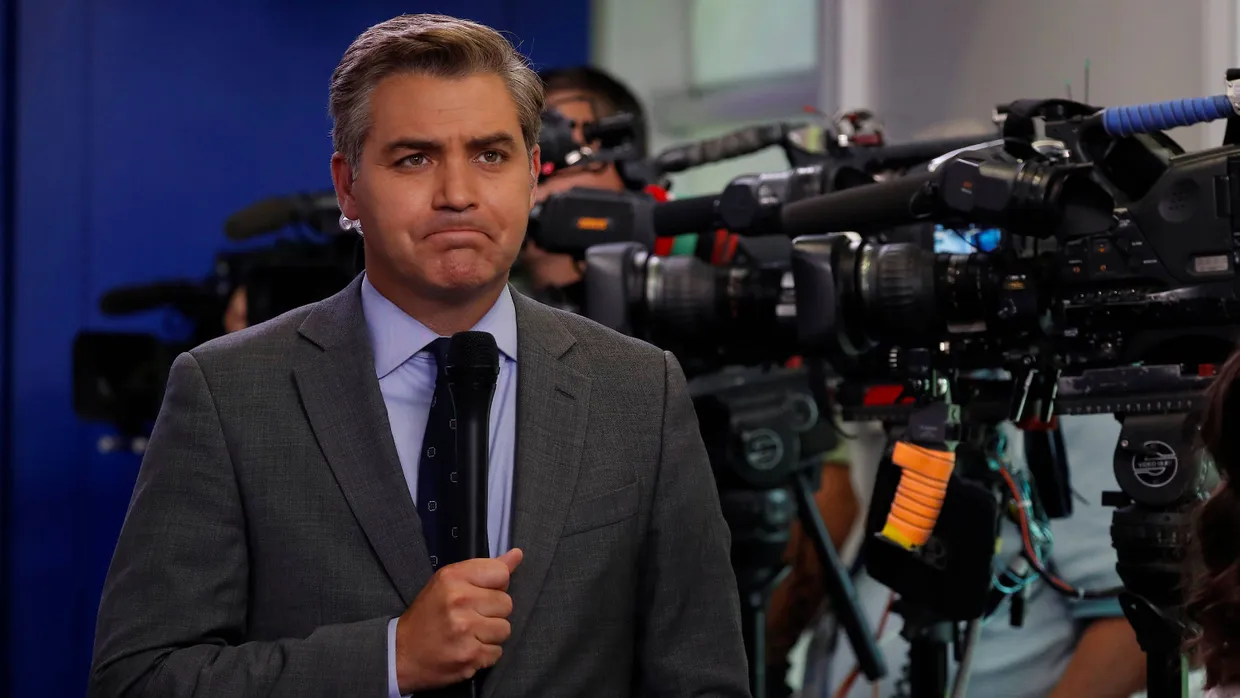 CNN-Reporter Jim Acosta forderte die Pressesprecherin des Weißen Hauses zu einer Stellungnahme gegen den Präsidenten auf – ohne Erfolg.
