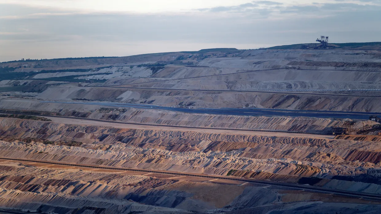 Tagebau Hambach: Aus diesem gigantischen Loch soll mithilfe der Wasserleitung ein See werden.