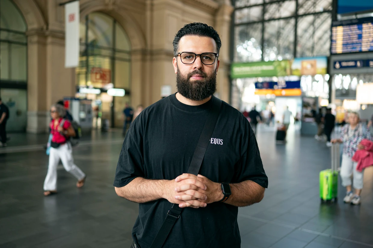 „Du bist kein richtiger Muslim“: Navid Wali, hier am Frankfurter Hauptbahnhof, stellt sich dieser Parole der Islamisten entgegen.