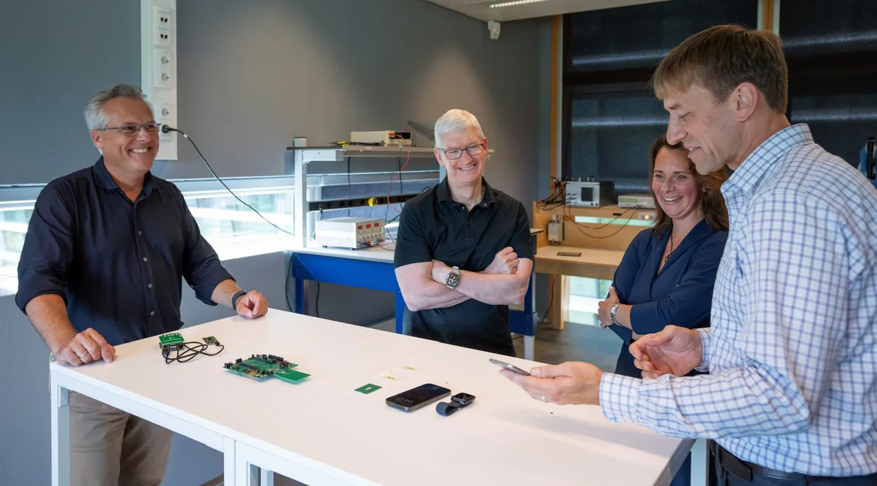 Kleine Chips – große Wirkung: NXP-Chef Kurt Sievers (l.) und Apple-Chef Tim Cook (2.v.l.) mit Linda Lengowski und Brian Failing (r.) in den Forschungslabs im niederländischen Eindhoven