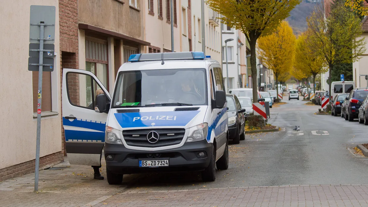 Polizisten bewachen am Montag eine Straßenkreuzung in Hameln. Aus Angst vor Clanstreitigkeiten hatte die Polizei ihre Präsenz erhöht, nachdem ein Mann eine junge Frau an die Anhängerkupplung eines Autos gebunden und rund 250 Meter weit geschleift hatte.