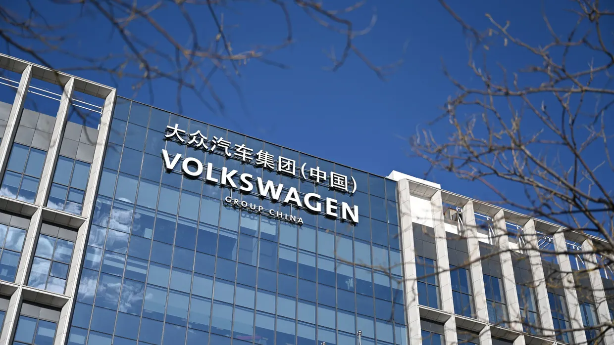 An der Fassade eines Gebäudes ist der Schriftzug der Volkswagen Group in China zu sehen. (Symbolbild)