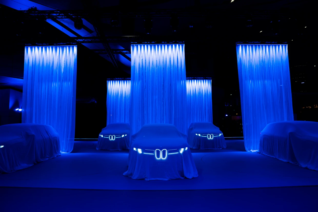 4: U wie Unsichtbar. Vorhang auf. BMW fährt die Neue Klasse vor.