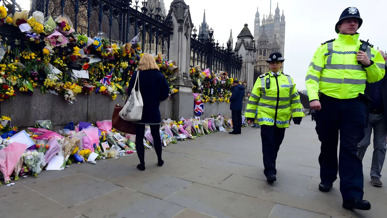 Während Polizisten nahe des britischen Parlaments patrouillieren, gedenken Trauernde der Opfer des Anschlags.