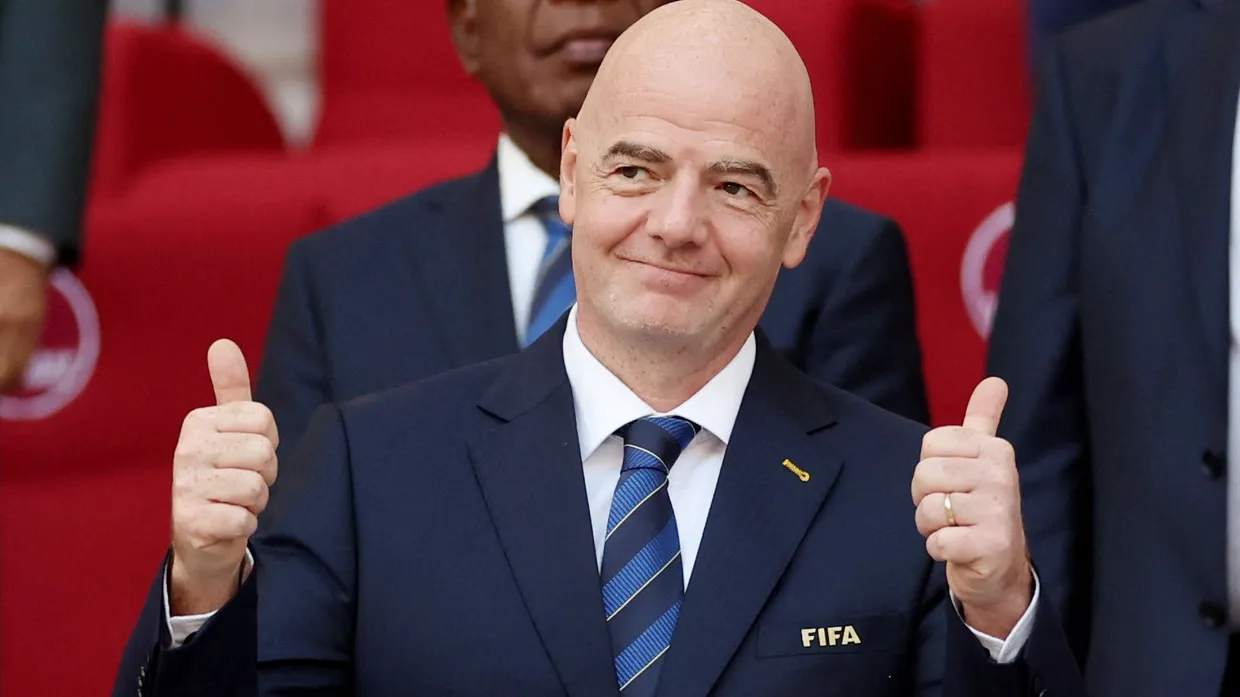 Beide Daumen hoch: FIFA-Chef Gianni Infantino hat den Europäern die Grenzen aufgezeigt.