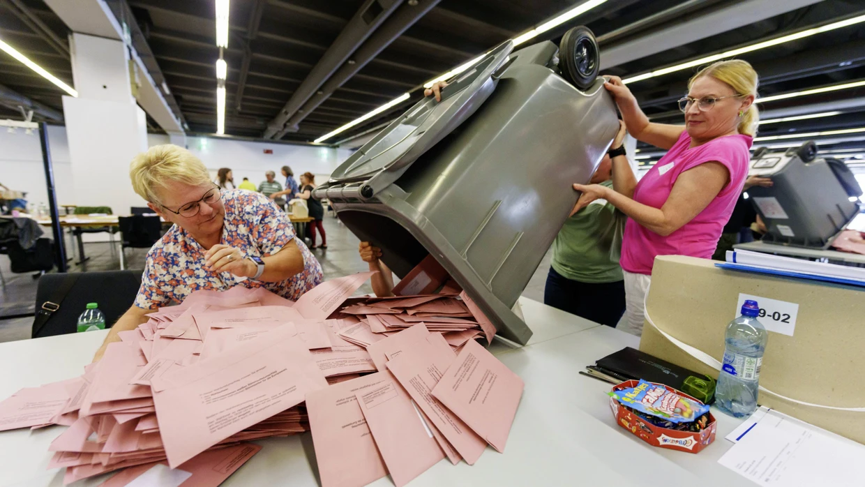 Wahlhelfer im Juni in Frankfurt am Main