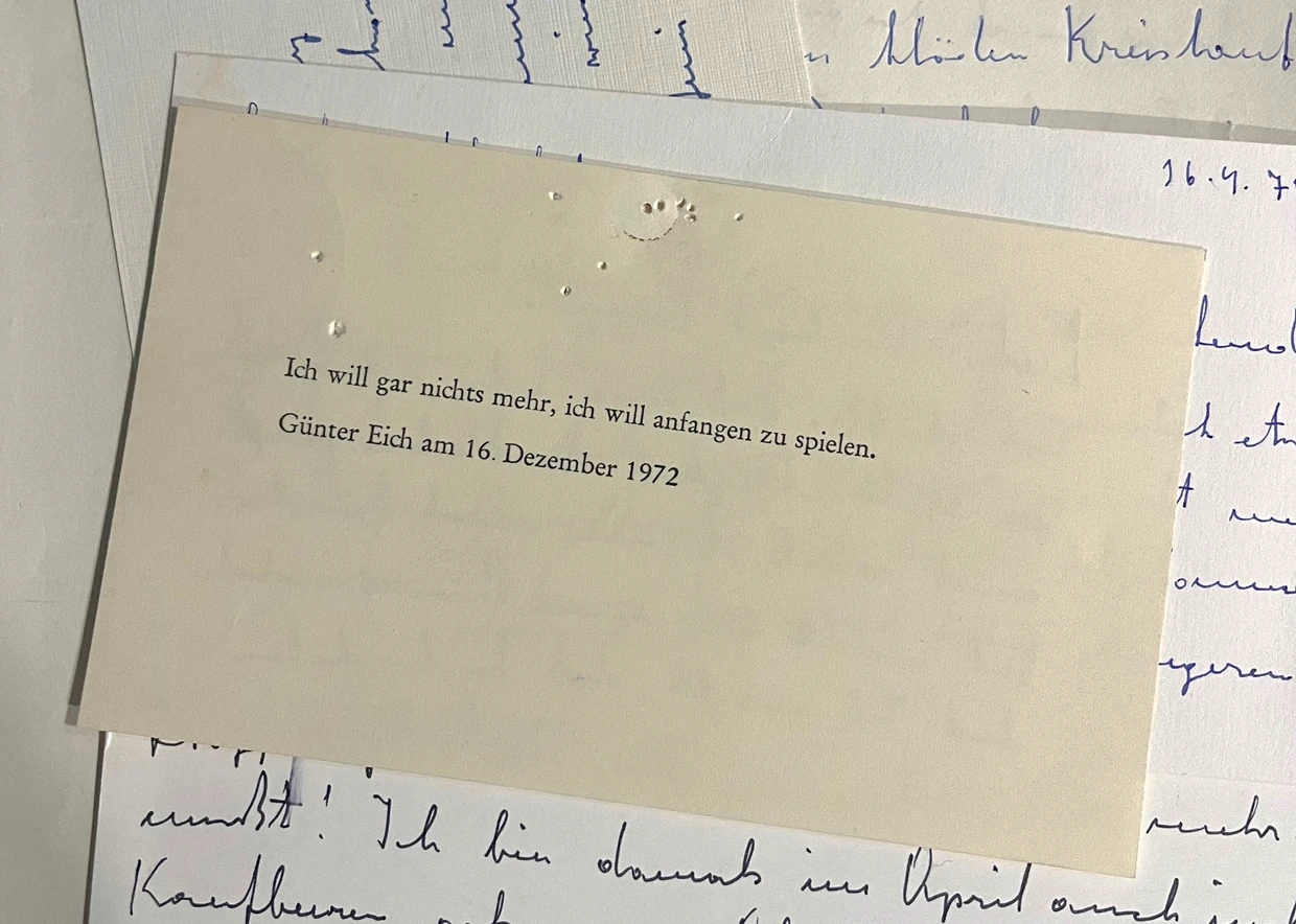 Diese Karte mit einem der letzten Sätze von Günter Eich erhielt Krüger von Eichs Witwe Ilse Aichinger. Sie hing über seinem Schreibtisch.