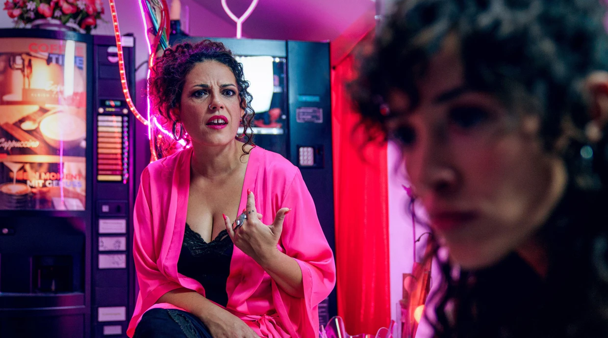 Auch die Prostituierte Ramona (Claudia Kottal) ist verdächtig.