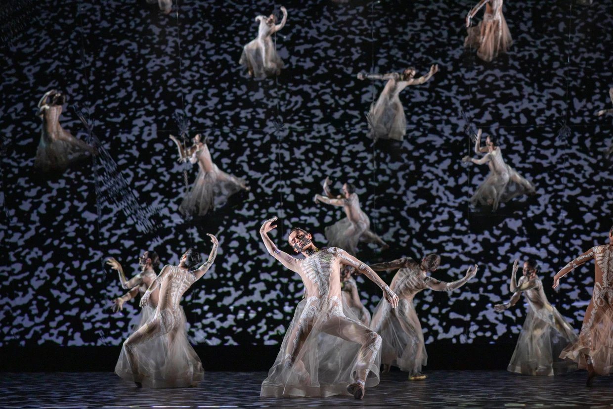 Szene aus „Bolero“, einer Choreographie von Sidi Larbi Cherkaoui aus dem Jahr 2013