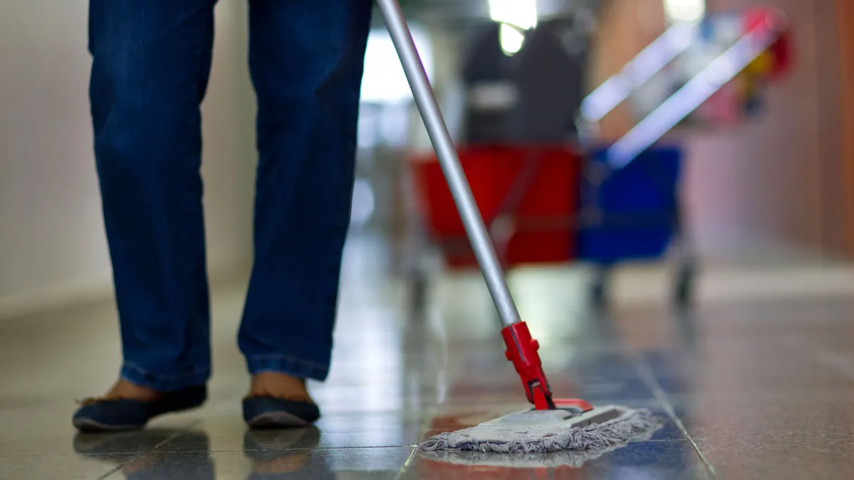 Oft per Minijob: In der gewerblichen Gebäudereinigung sind etwa 30 Prozent der Beschäftigten auf Minijobbasis tätig.