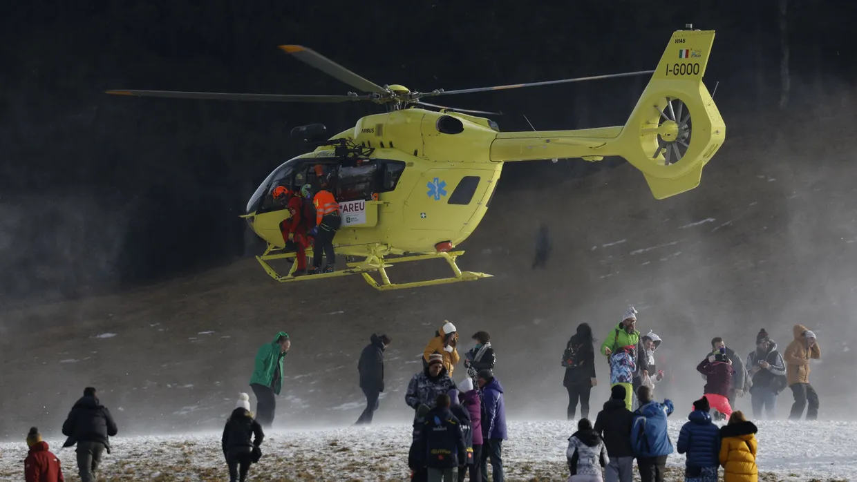 Der verletzte Marco Schwarz wurde mit dem Helikopter in den Zielraum gebracht.