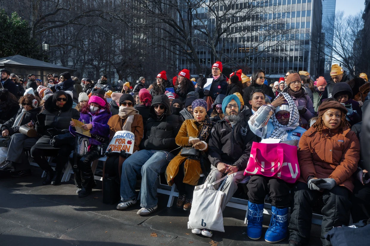 Bei Minusgraden: Viele Menschen versammeln sich zur Amtseinführung Mamdanis in New York am Neujahrstag.