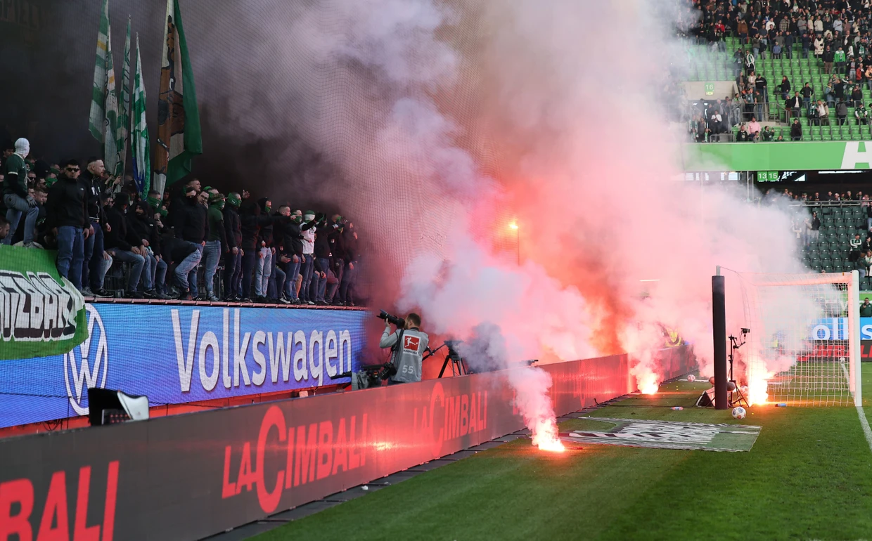 Wut von den Rängen: Einige der Wolfsburg-Fans machten ihrem Ärger nach dem HSV-Spiel Luft.