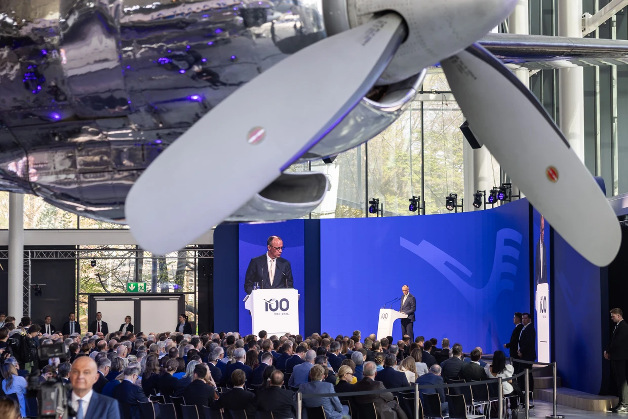 En su discurso, el Canciller destacó el papel de Lufthansa en apoyo a la Bundeswehr.