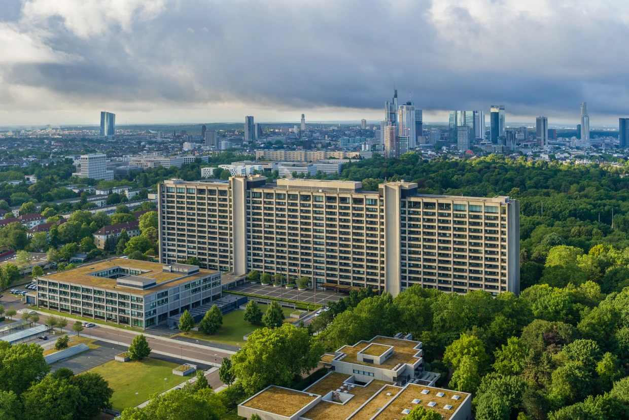 Von der Zentrale der Deutschen Bundesbank ging der kontrollierende Blick auf die Skyline der Geschäftsbanken. Mit dem Aufstieg der EZB (links im Bild) war der Bedeutungsverlust der Bundesbank verbunden.