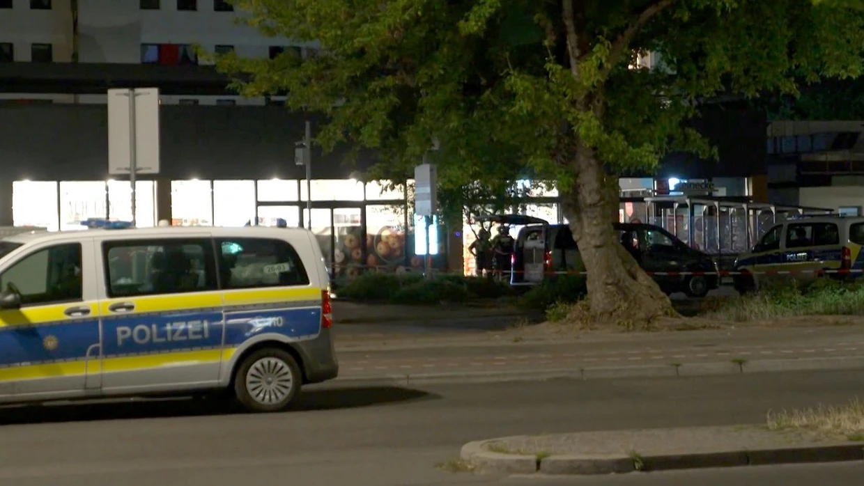 Berlin: Einsatzkräfte der Polizei sind an einem Supermarkt im Einsatz. In einem Supermarkt in Berlin läuft nach Angaben der Polizei eine Geiselnahme.