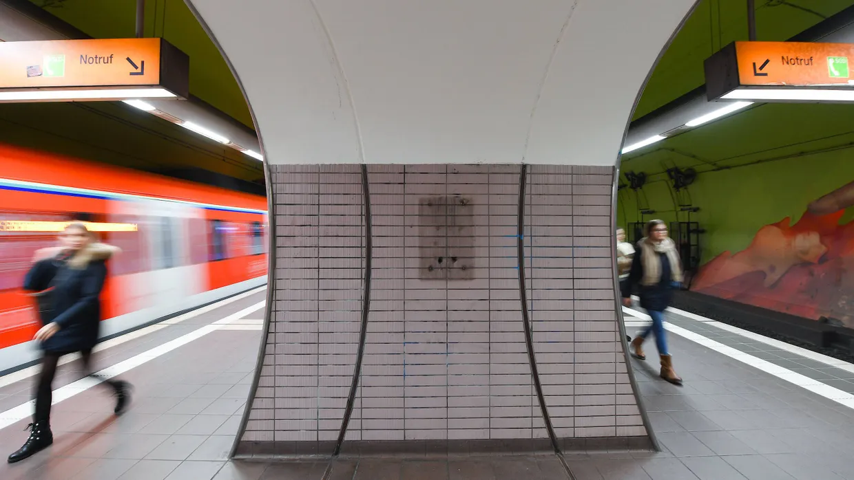 Abgebaut: An der Ostendstraße gab es keine Notrufsäule. Die Tante des verunglückten Jugendlichen macht auch der Bahn schwere Vorwürfe.