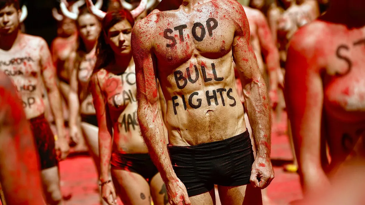 Menschen demonstrieren am Anfang Juli im spanischen Pamplona gegen das dortige Stierkampf-Festival. Jetzt wird auch auf den balearischen Inseln über die blutige Tradition diskutiert.
