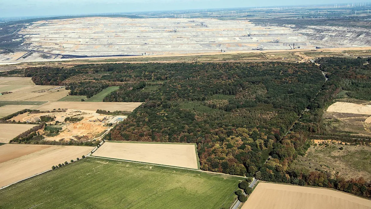 Der Tagebau Hambach schiebt sich an den Hambacher Forst.