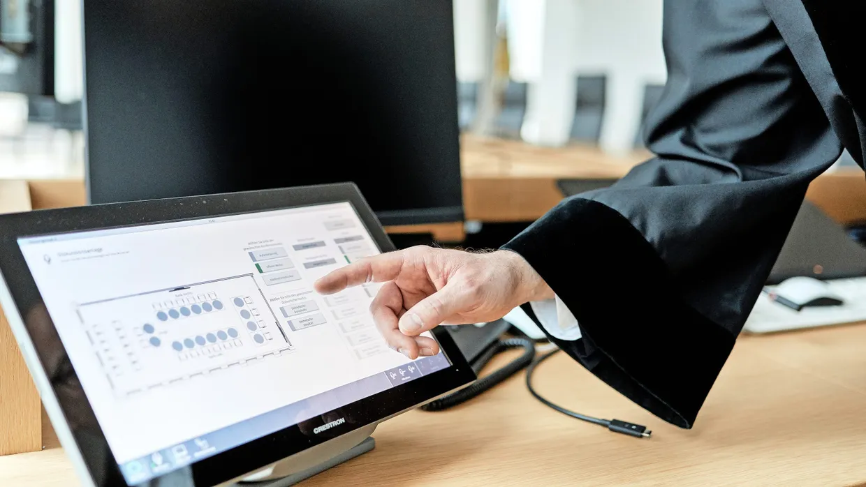 Ein Touch Screen steht auf einem Richterpult am Commercial Court, mit dem die Richter die Technik steuern können.