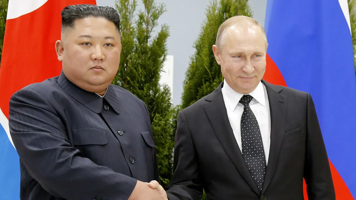 „Kleine“ Geschenke erhalten die „Freundschaft“: Wladimir Putin (rechts), Präsident von Russland, und Kim Jong-Un, Machthaber in Nordkorea bei einem Treffen 2019 in Wladiwostok