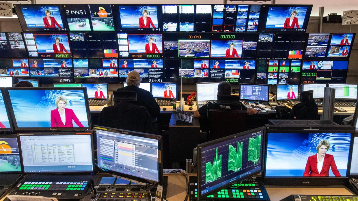 Für die öffentlich-rechtlichen Sender arbeiten fast so viele Menschen, wie Liechtenstein Einwohner hat: Blick in den Regieraum des „heute journal“ des ZDF