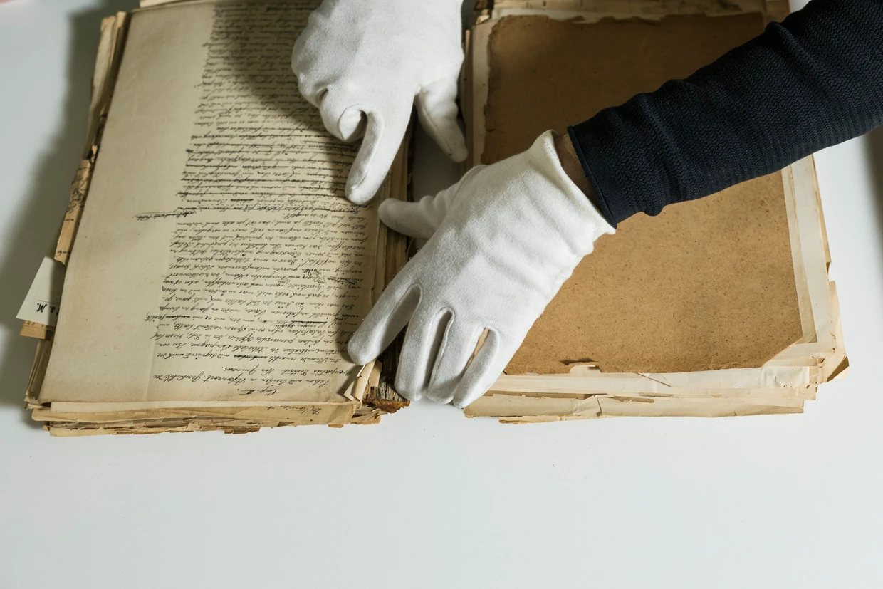 Der Museumsgründer Bernhard Hagen hielt akribisch seine Eindrücke als Plantagenarzt fest: Provenienzforscher Godwin Kornes untersucht Hagens persönliche Unterlagen.