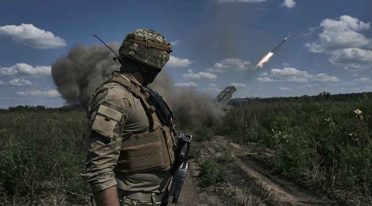 Ein ukrainischer Soldat beobachtet, wie ein Grad-Mehrfachraketenwerfersystem in der Nähe von Bachmut Raketen mit Flyern abfeuert.