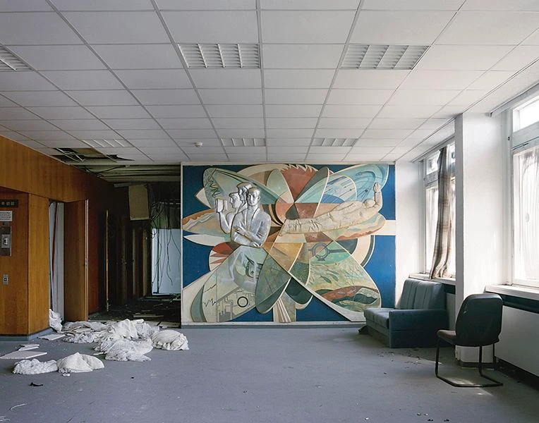 Arno Rinks Wandbild in einem Foyer des Leipziger Robotron-Schulungszentrums  (1970), aufgenommen von Margret Hoppe 2012 kurz vor dem Abriss des Gebäudes für ihre Fotoserie „Leben im Sozialismus – Datenverarbeitung, VEB Robotron“
