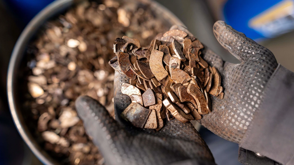 Ein Mitarbeiter der Heraeus-Tochtergesellschaft Remloy prüft in dem Werk in Bitterfeld Seltene-Erden-Altmagnete, die in Computer-Festplatten verbaut waren.