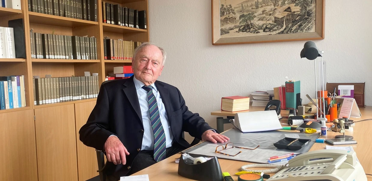 Josef Isensee, hier an seinem Schreibtisch in der Universität Bonn, ist Ehrendoktor der Fakultät für Kanonisches Recht der Akademie für Katholische Theologie Warschau.