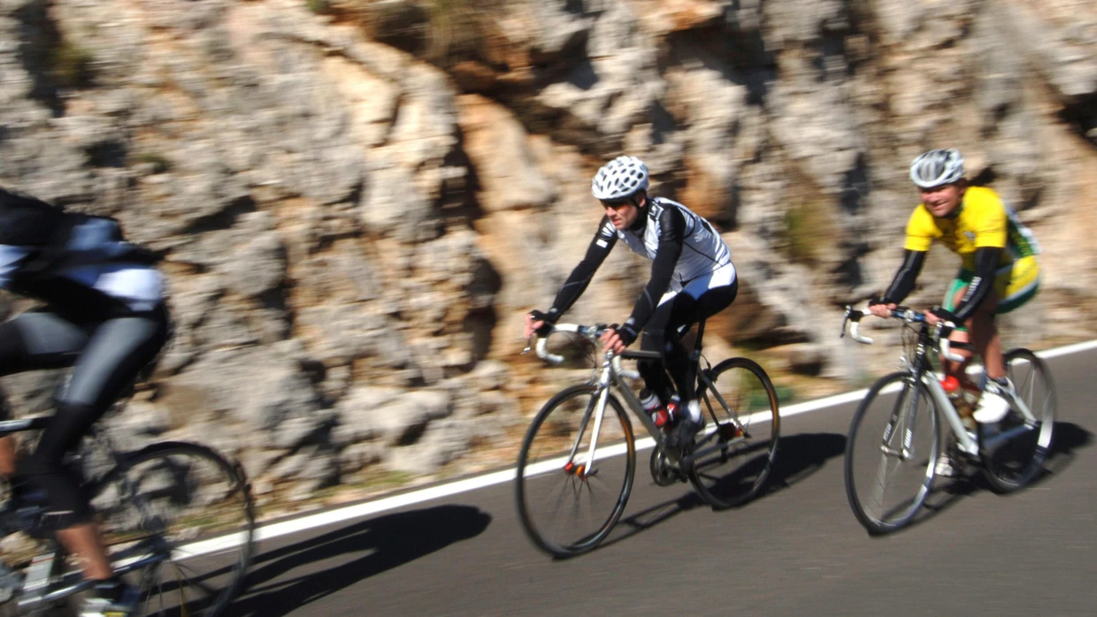 Radfahrer auf dem Weg durch das Tramuntanagebirge auf Mallorca