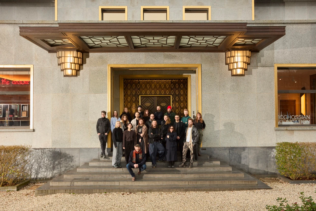 Künstler und Designer der Ateliers Zaventem vor der Villa Empain