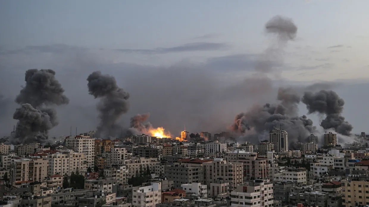 Rauch steigt nach einem Angriff der Luftwaffe Israels über Gaza Stadt am 9. Oktober auf.