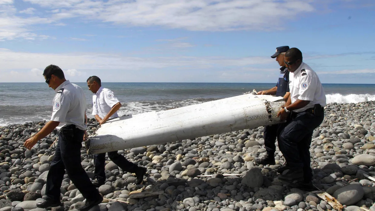 Jetzt wird jeder Millimeter untersucht: Polizeibeamte auf La Réunion transportieren das angeschwemmte Wrackteil einer Boeing 777 ab.