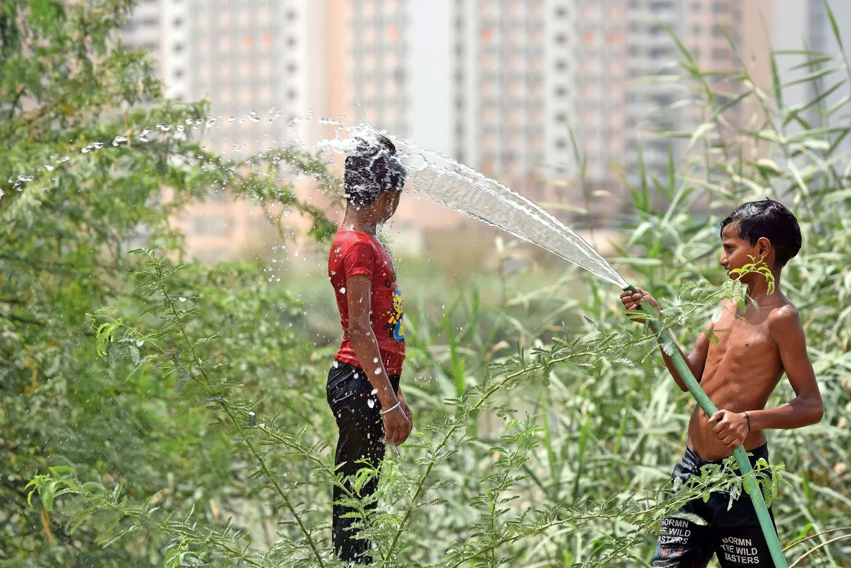 Was für ein Schlauch: Auch in der Stadt Gurugram, unweit der Hauptstadt Neu Delhi, ist Abkühlung jeglicher Art gefragt.