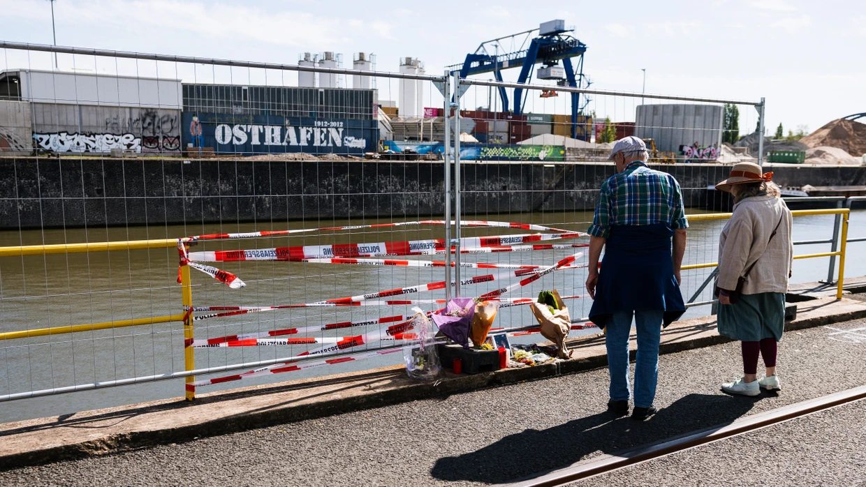 An der Unfallstelle am Frankfurter Osthafen ist eine kleine Gedenkstätte entstanden.