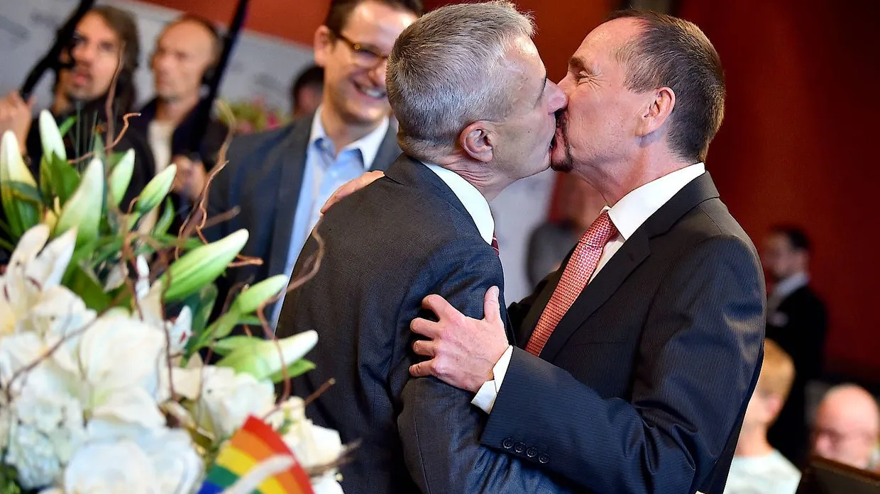 Karl Kreile (links) und sein Partner Bodo Mende küssen sich nach der Eheschließung im Rathaus Schöneberg.