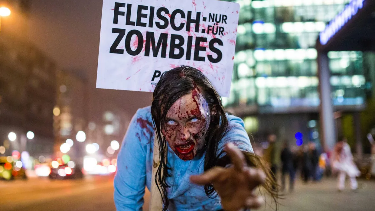 Als Zombies verkleidete Peta-Aktivisten demonstrieren in Berlin gegen industrielle Fleischproduktion.