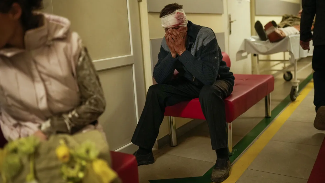 Verletzte warten nach einem russischen Raketenangriff in einem Krankenhaus im ostukrainischen Prokovsk.