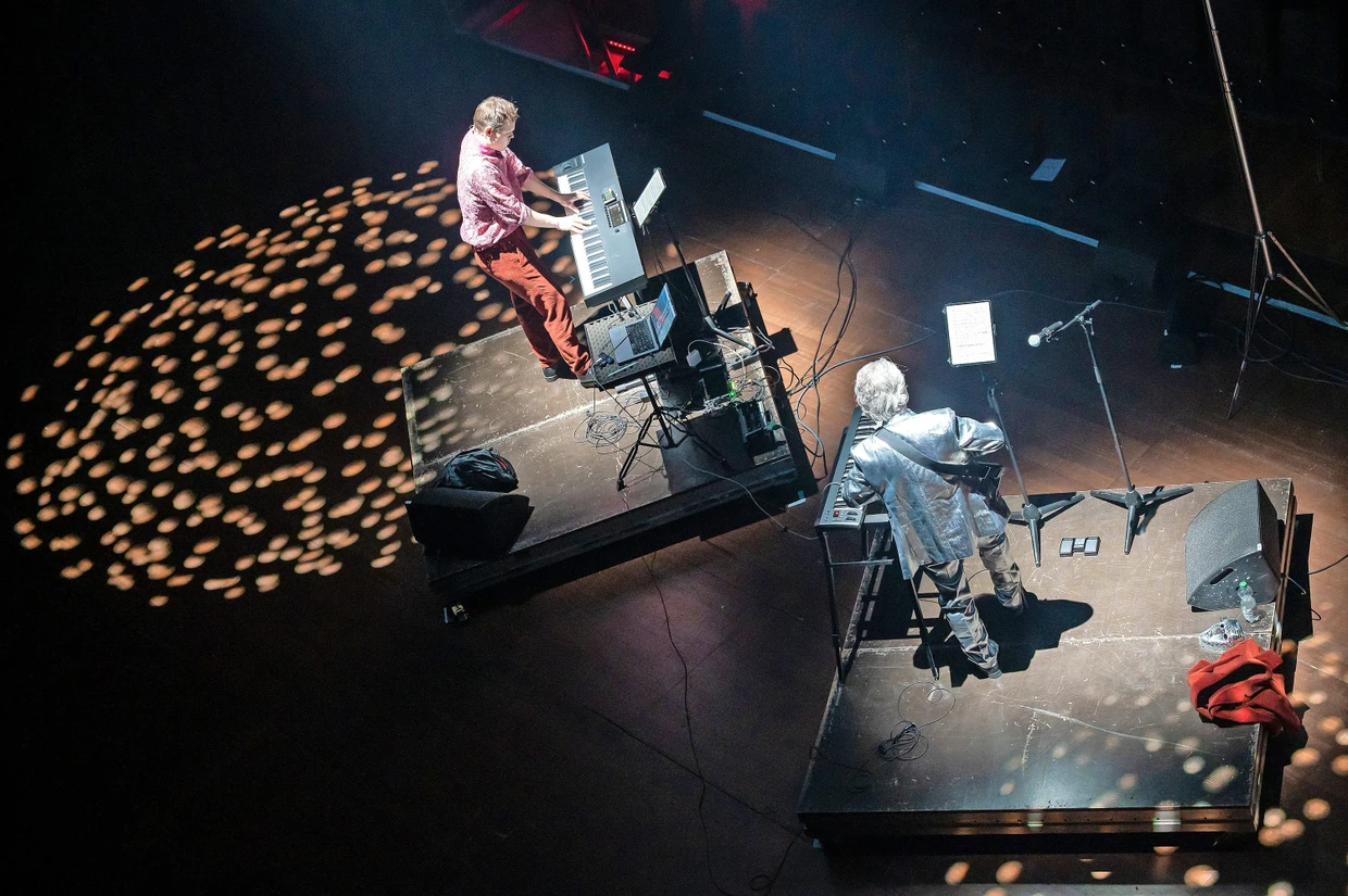  Mathias Monrad Møller (links) und Sebastian Berweck im Dickicht der Liebe