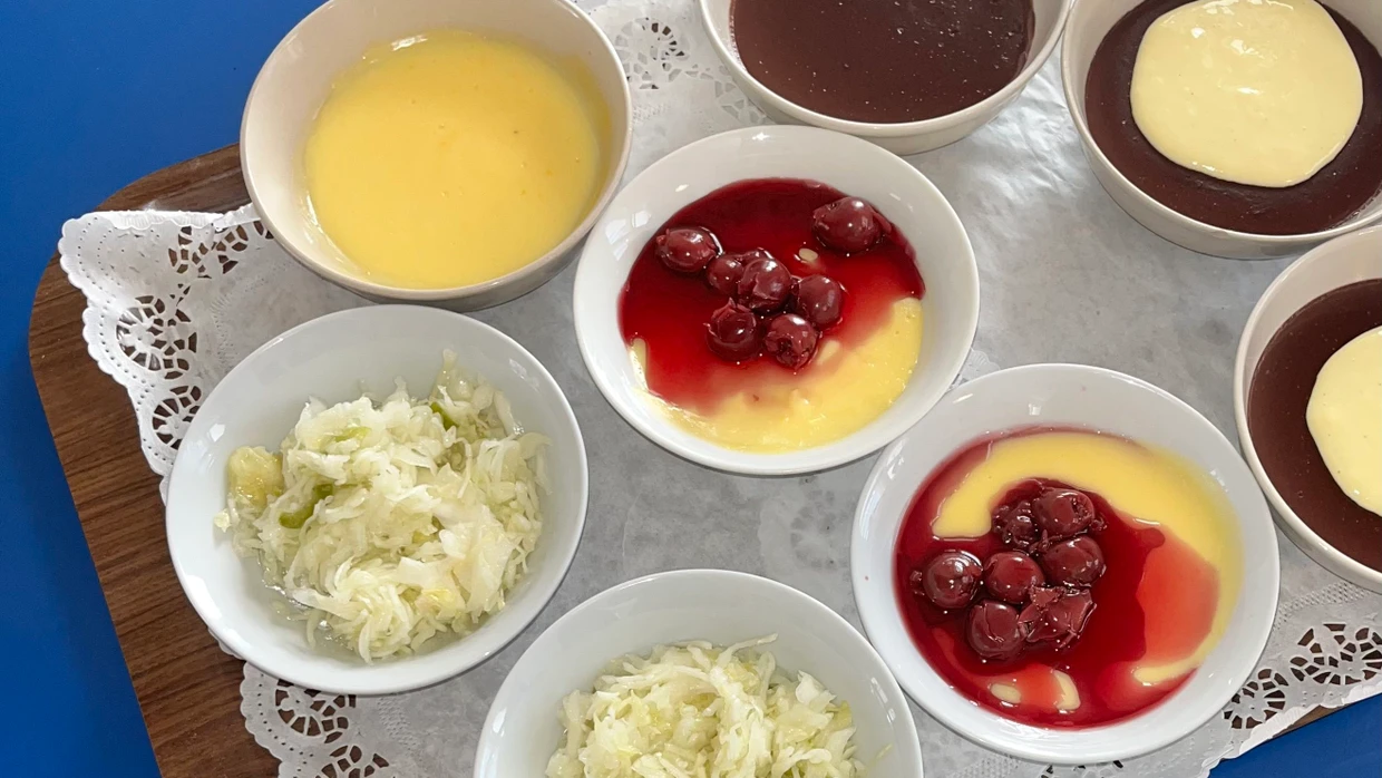 Stillleben auf der Theke: Käse für die Bolognese, Krautsalat und Schokopudding, der so schmeckt wie 1987 in Thüringen.
