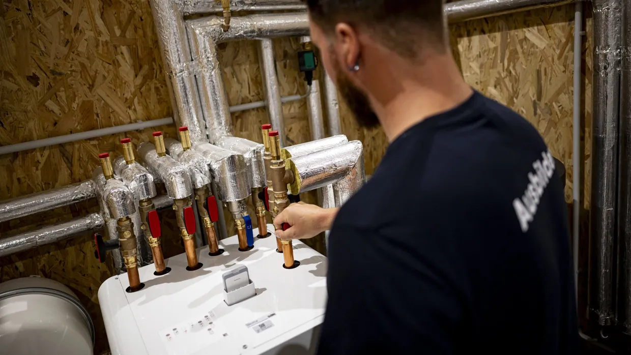 Erklärungsbedürftig: Handwerker arbeitet an einer Wärmepumpe in der Akademie des Solarunternehmens Enpal.
