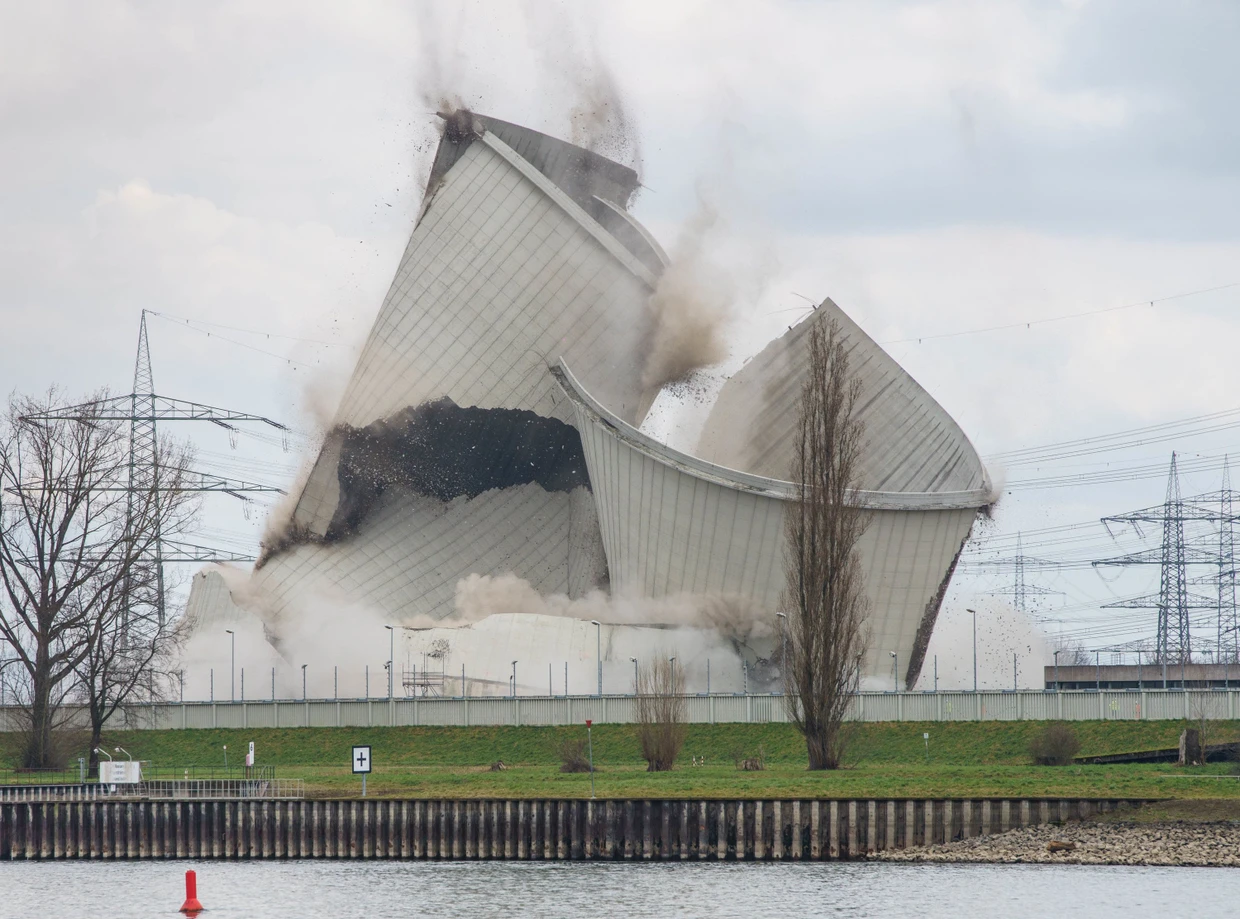 February 2023: The second of the four cooling towers of the decommissioned Biblis nuclear power plant is blown up.