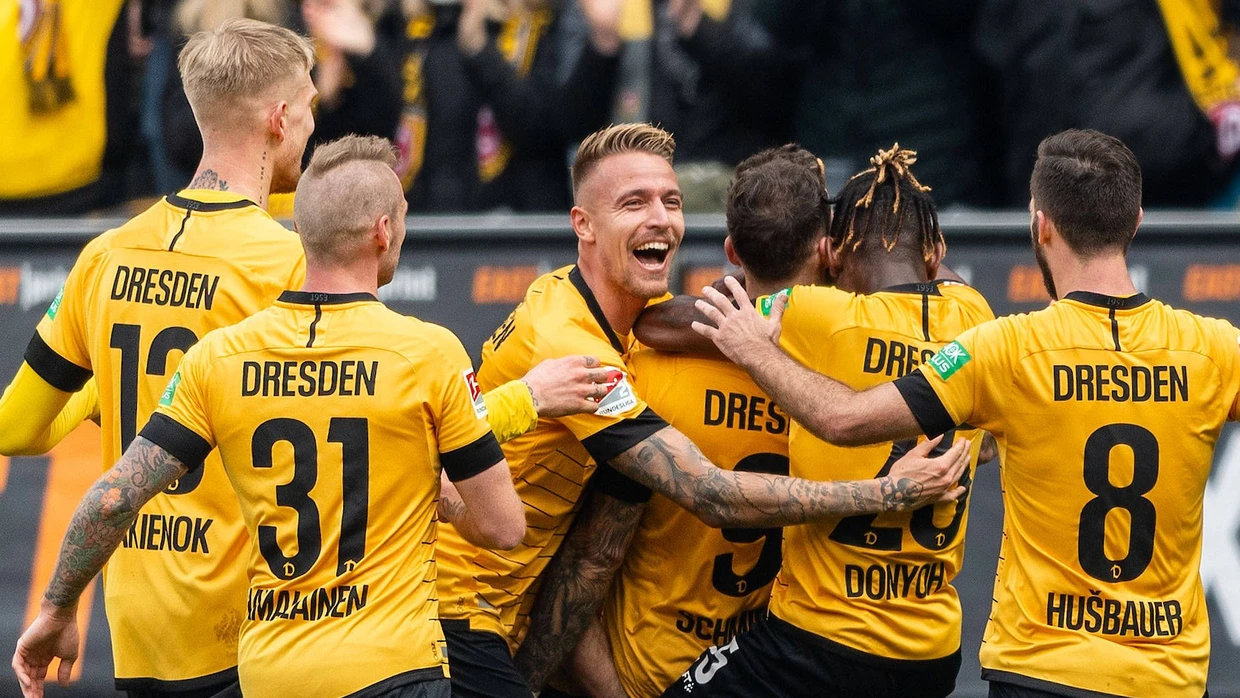Randfigur, plötzlich im Fokus: Simon Makienok (links) outet sich als positiv getestet.