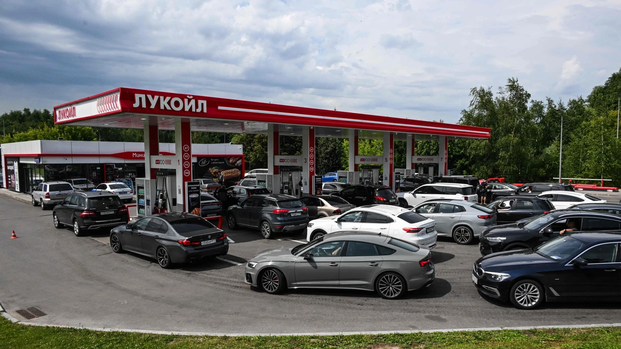 An dieser Moskauer Tankstelle stehen die Autos Schlange.