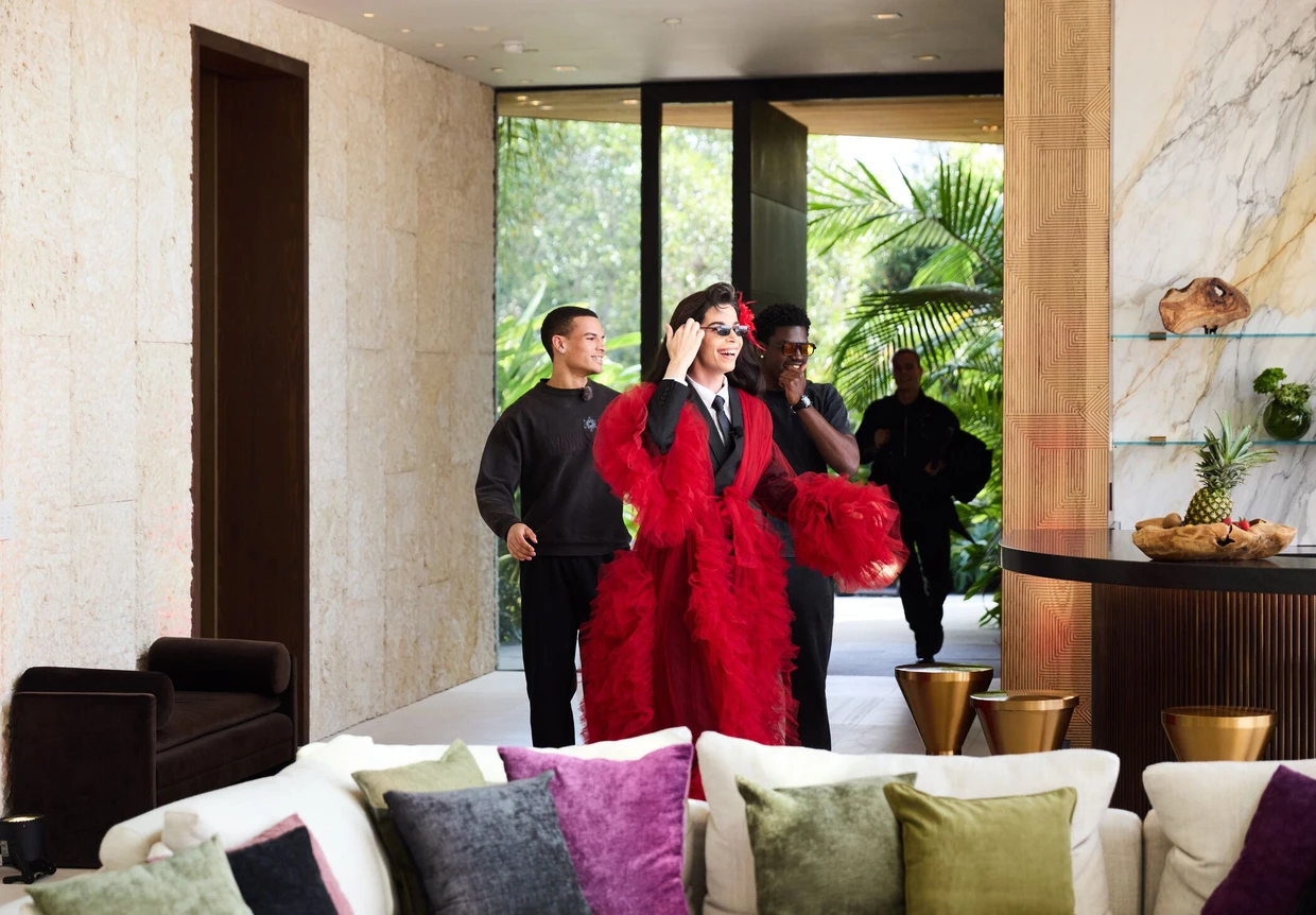 Boureima, Alexavius und Ibo (von links nach rechts) freuen sich über die Villa.