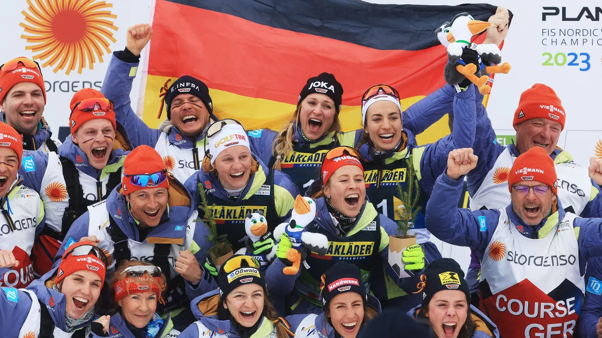 Laura Gimmler, Katharina Hennig, Pia Fink und Victoria Carl holen Staffel-Silber und alle feiern mit.
