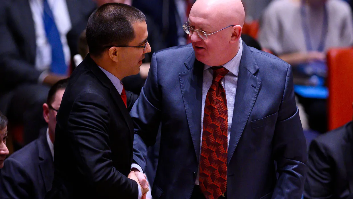 Venezuela, links Außenminister Jorge Arreaza, kann sich auf Russland, rechts UN-Botschafter Wassilij Nebensja, verlassen.